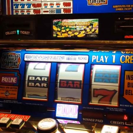 Watch the moment player wins 4 grand on Wheel of Fortune slots